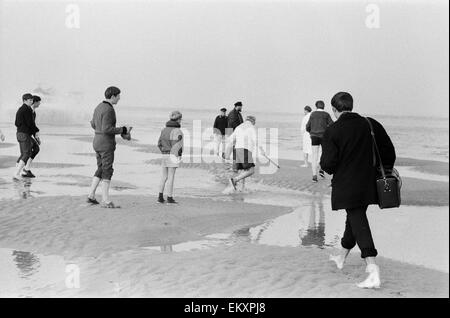 Banc de ronces de cricket. 'Action' présentation du match de cricket annuel entre le sud du Royal Yacht Club et le Club de voile de l'île sur un banc de sable sur l'île de Wight. 18 Septembre 1966 Banque D'Images