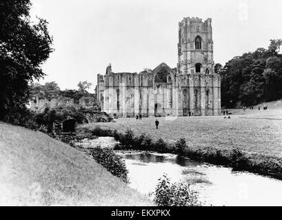 Vue générale de l'abbaye de Fountains, les ruines d'un monastère cistercien,près de Ripon dans Yorkshire du Nord. Circa 1935. Banque D'Images