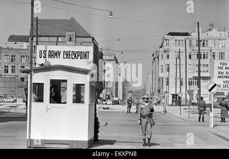 Vue sur le mur de Berlin avec des soldats en patrouille. Octobre 1961. Banque D'Images