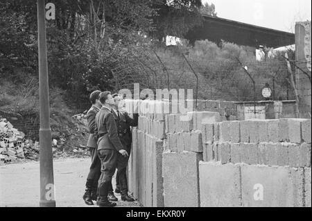 Vue sur le mur de Berlin avec des soldats en patrouille. Octobre 1961. Banque D'Images