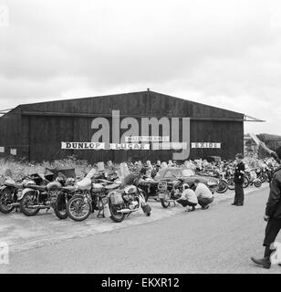Vélos à l'extérieur de l'un des concurrents les hangars de la Daily Herald Moto Racing Championship à Thruxton. 4 Août 1958 Banque D'Images