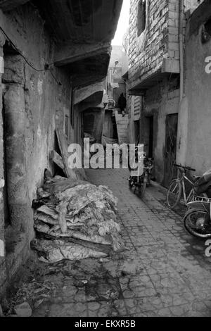 Des personnes non identifiées dans le souk tannerie, Marrakech, Maroc Banque D'Images