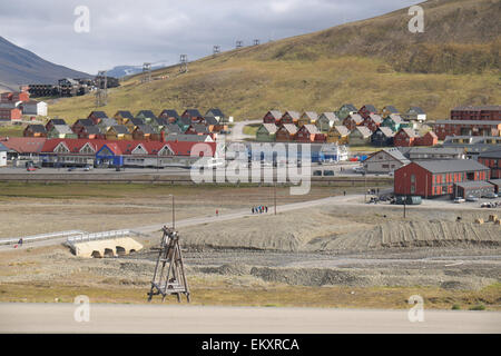 Les bâtiments en bois avec dusused aerial ropeway, au-delà de l'été, Longyearbyen, adventdalen, Spitzberg, Svalbard. Banque D'Images