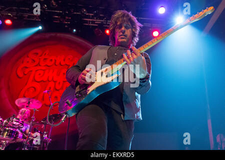 Hollywood, Californie, USA. 13 avr, 2015. Le guitariste DEAN DELEO de Stone Temple Pilots joue sur la scène à la House of Blues à Hollywood, Californie © Daniel DeSlover/ZUMA/Alamy Fil Live News Banque D'Images