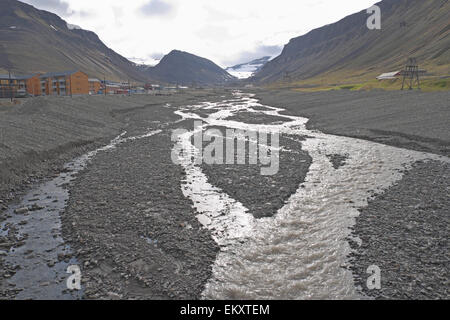 Rivière tressée, été, Longyearbyen, adventdalen, Spitzberg, Svalbard. Banque D'Images