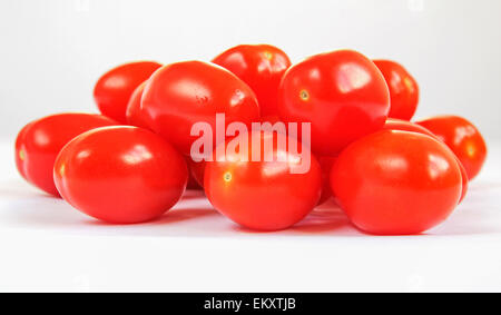 Bébé Pomodorino frais tomates italiennes (Solanum lycopersicum) sur un fond blanc avec copyspace Banque D'Images