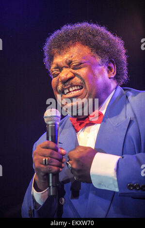 Fichier - Un fichier photo datée du 18 juillet 2008 nous montre la chanteuse américaine Percy Sledge pendant le festival "Jazz à la Danube" à Straubing, en Allemagne. Photo : Nestor Bachmann dpa Banque D'Images