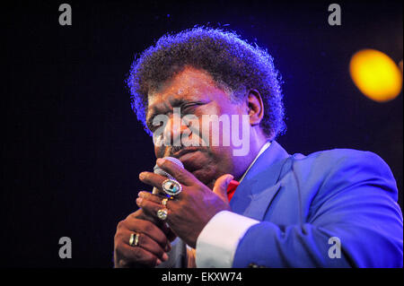 Fichier - Un fichier photo datée du 18 juillet 2008 nous montre la chanteuse américaine Percy Sledge pendant le festival "Jazz à la Danube" à Straubing, en Allemagne. Photo : Nestor Bachmann dpa Banque D'Images