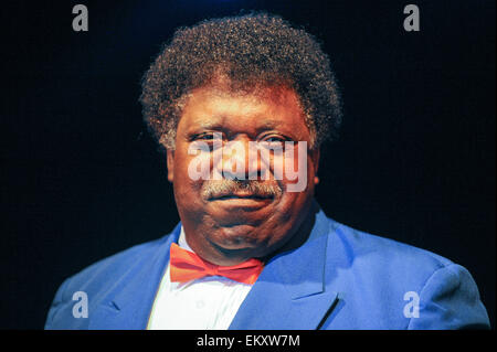 Fichier - Un fichier photo datée du 18 juillet 2008 nous montre la chanteuse américaine Percy Sledge pendant le festival "Jazz à la Danube" à Straubing, en Allemagne. Photo : Nestor Bachmann dpa Banque D'Images
