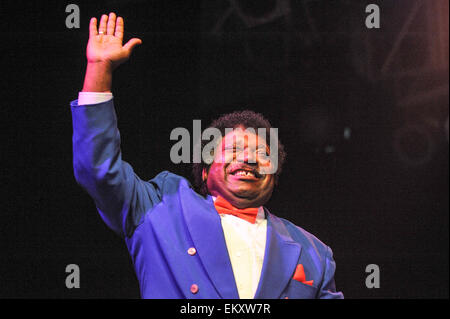 Fichier - Un fichier photo datée du 18 juillet 2008 nous montre la chanteuse américaine Percy Sledge pendant le festival "Jazz à la Danube" à Straubing, en Allemagne. Photo : Nestor Bachmann dpa Banque D'Images