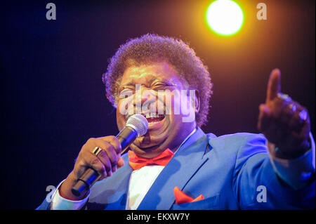 Fichier - Un fichier photo datée du 18 juillet 2008 nous montre la chanteuse américaine Percy Sledge pendant le festival "Jazz à la Danube" à Straubing, en Allemagne. Photo : Nestor Bachmann dpa Banque D'Images