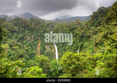 La cascade de La Fortuna en parc national Arenal, Costa Rica Banque D'Images