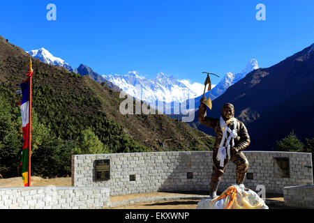 Sherpa Tenzing Norgay Stupa commémoratif, Namche Bazar village, camp de base de l'Everest trek, parc national de Sagarmatha, région de Khumbu, Banque D'Images