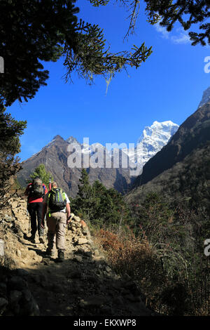 Les Randonneurs adultes sur le col, Tengboche Everest base camp trek, Site du patrimoine mondial de l'UNESCO, le parc national de Sagarmatha, Solu-Khumbu Banque D'Images