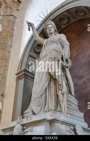 Statue de la liberté par Pio Fedi dans la Basilique Santa Croce de Florence, Italie. Le Florentine statue représente la liberté de la poésie Banque D'Images