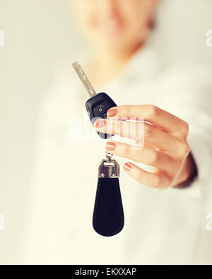 Woman hand holding car key Banque D'Images