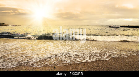 Beau soleil du soir et les nuages sur la mer Banque D'Images