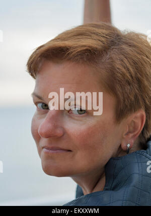 Smiling middle aged woman femme bronzée outdoor portrait Banque D'Images