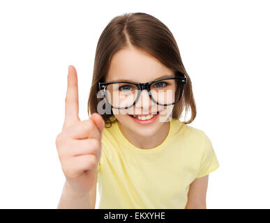 Smiling cute little girl in black lunettes Banque D'Images