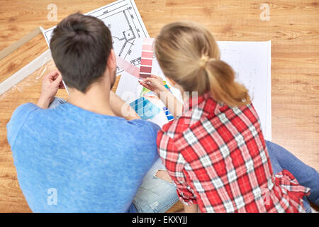 Close up of couple avec le plan directeur et les palettes Banque D'Images