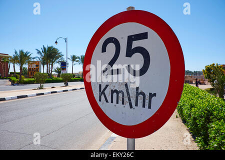 25 Km Hr Panneau routier El-Salam Road Sharm el-Sheikh Égypte Banque D'Images