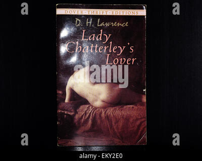 La couverture de l'amant de Lady Chatterley de D. H. Lawrence photographié sur un fond noir. Banque D'Images