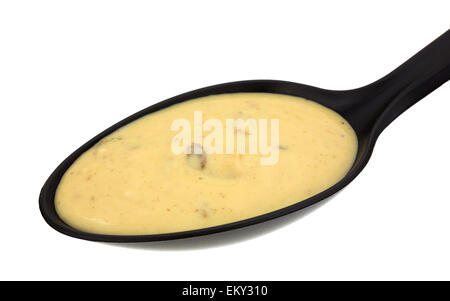 Vue latérale d'une grosse cuillère remplie de soupe aux champignons portabella. Banque D'Images