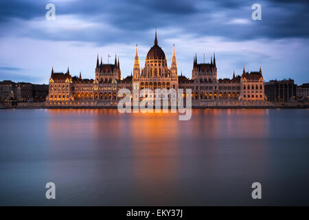 Bâtiment du Parlement hongrois à l'aube, Budapest Banque D'Images