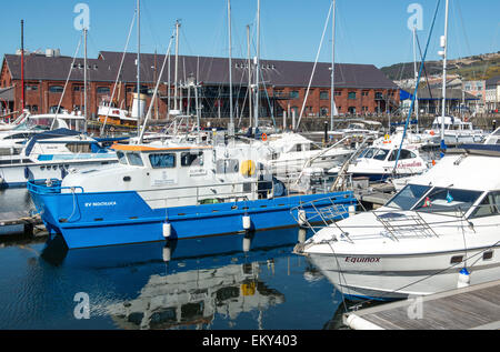 Dunstaffnage Marina pleine de bateaux de loisirs par une belle journée ensoleillée, dans le sud du Pays de Galles, Royaume-Uni Banque D'Images