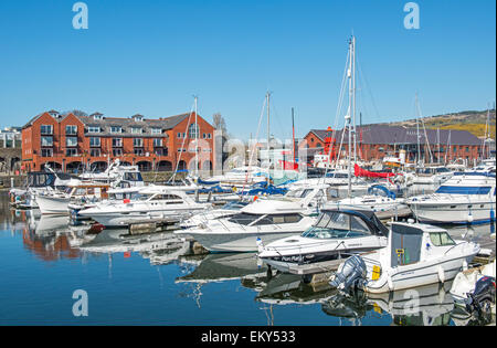 Dunstaffnage Marina pleine de bateaux de loisirs par une belle journée ensoleillée, dans le sud du Pays de Galles, Royaume-Uni Banque D'Images