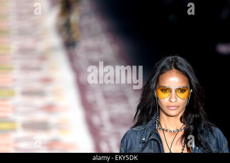 Sao Paulo, Brésil. 14 avr, 2015. Un modèle présente une création de la Collection d'été de 'Ellus', au cours de la Fashion Week de Sao Paulo, à Sao Paulo, Brésil, le 14 avril 2015. Credit : Rahel Patrasso/Xinhua/Alamy Live News Banque D'Images