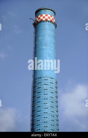 Tourné avec un industriel de la fumée bleue de la tour d'une centrale thermique Banque D'Images