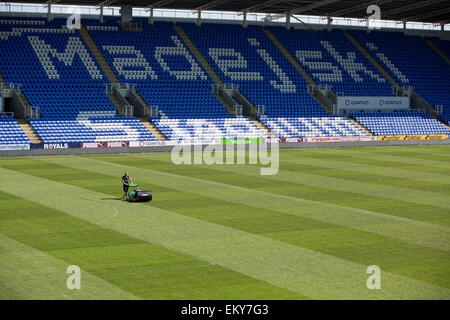 Groundsman de couper le gazon dans le stade de football avec la tondeuse traditionnelle Banque D'Images