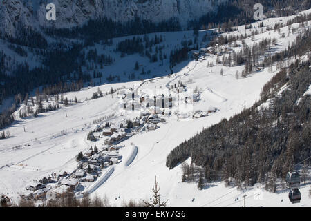Colfosco dans la vallée entre Selva et hiver Italie Dolomites Corvara Banque D'Images