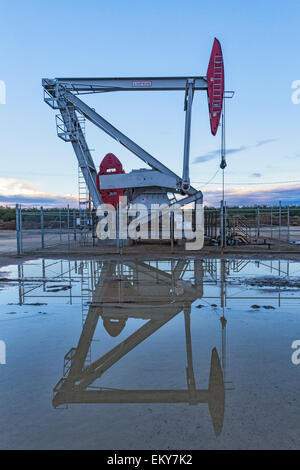 Un pumpjack et l'eau de surface à la fracturation et de puits de pétrole en site Shafter. Comté de Kern, situé au-dessus de la Monterey Shale, a vu un Banque D'Images