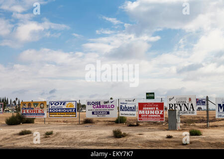 Les signes d'une campagne politique pour l'Amérique hispanique de candidats Delano, comté de Kern, Vallée de San Joaquin, en Californie, USA Banque D'Images