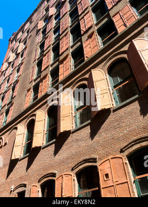 Tempête rose le Puck Building, volets, NYC Banque D'Images