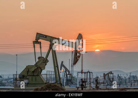 Chevalets à l'Belridge champ pétrolier et la fracturation hydraulique qui est le quatrième plus grand champ de pétrole en Californie. Comté de Kern Banque D'Images