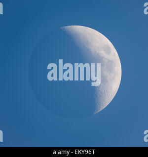 Croissant de lune - sur fond de ciel bleu, carré, aucun peuple ratio Banque D'Images