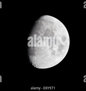 Lune gibbeuse () contre nuit ciel noir Banque D'Images