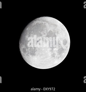 Lune gibbeuse (brillant) contre nuit ciel noir Banque D'Images