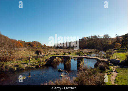 Clapper Bridge Postbridge East Dart River Dartmoor National Park Devon, Angleterre Royaume-Uni Europe Banque D'Images