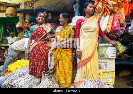 Les femmes à la vente guirlandes Malik Ghat Marché aux fleurs à Calcutta (Kolkata) Banque D'Images