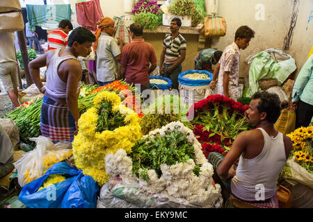 Les vendeurs de l'Malik Ghat Marché aux fleurs à Calcutta (Kolkata) Banque D'Images