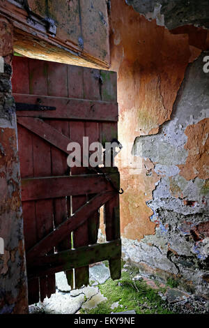 Ancienne maison de Gate Lodge abandonnée dans la région rurale de Cork-Ouest Irlande Banque D'Images