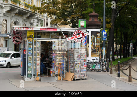 L'extérieur d'un petit magasin de vente pratique Journal et souvenirs, Vienne, Autriche. Banque D'Images