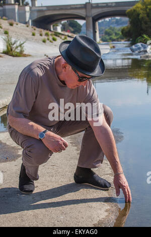 Lewis MacAdams. Raphael Sbarge FoLAR films documentaire sur la Los Angeles River, Los Angeles, Californie, USA Banque D'Images