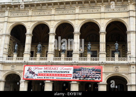 Une rangée de sculptures ornant la façade de l'Opéra Théâtre, Vienne, Autriche. Banque D'Images
