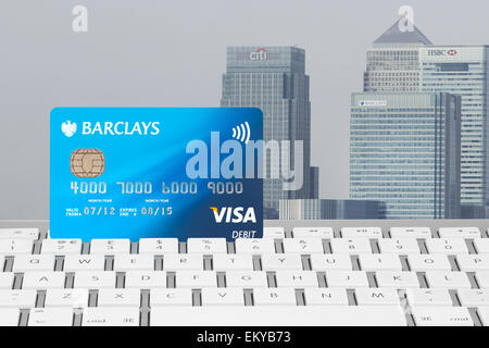 Barclays Bank Visa card sur le clavier d'un ordinateur avec le quartier financier de Canary Wharf en arrière-plan Banque D'Images