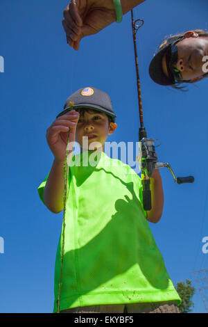 Les enfants et ceux qui désirent apprendre à pêcher à la première assemblée annuelle Off tha' Hook fly fishing event, Los Angeles River Banque D'Images